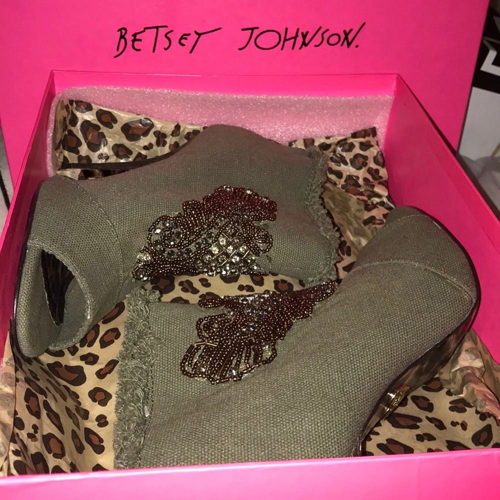 Betsey Johnson Olive Heel